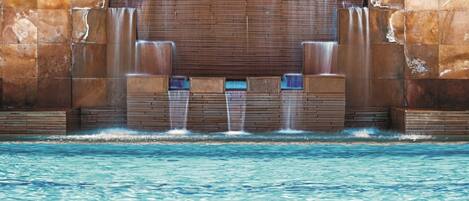 Una piscina al aire libre (de 06:00 a 22:00), tumbonas