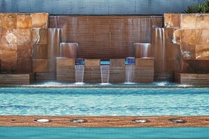 室外游泳池，06:00 至 22:00 开放，日光浴躺椅