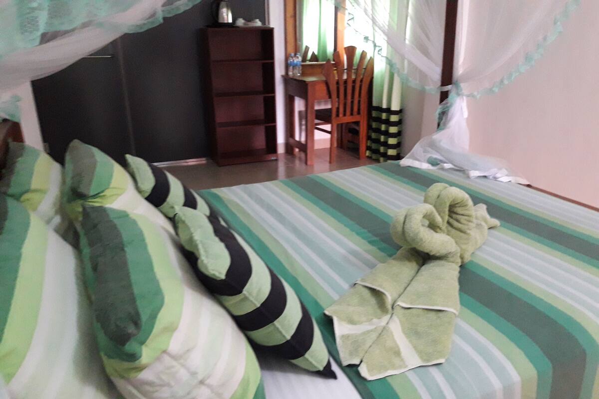 Habitación triple Deluxe, 1 cama Queen size | Ropa de cama de alta calidad, escritorio, camas extra y wifi gratis