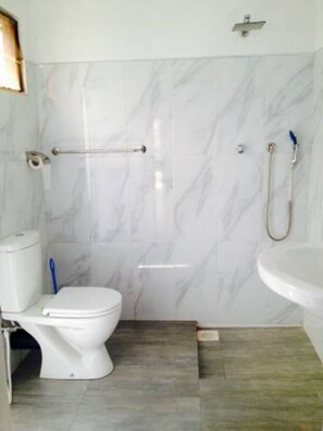 Shower, free toiletries, towels - Manik Home Stay (Negombo)