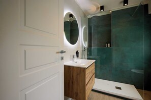 Panoramic Room, Terrace | Bathroom | Deep soaking tub, free toiletries, hair dryer, slippers - Relais Tiburtina (Rome)