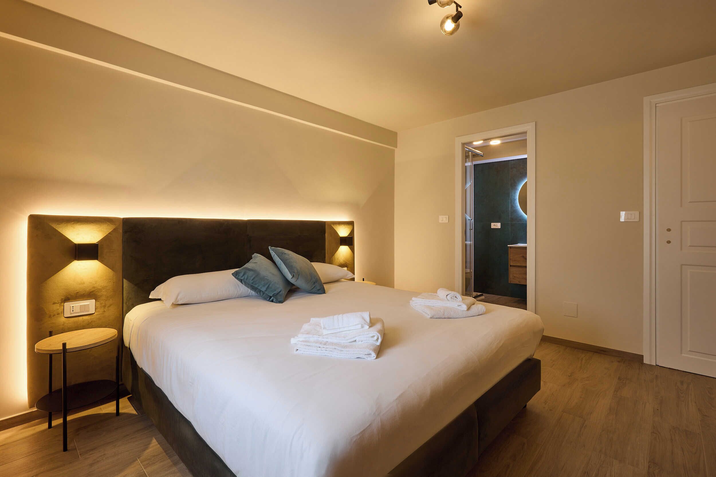 ميني بار وخزنة داخل الغرفة ومكتب وتجهيزات عازلة للصوت