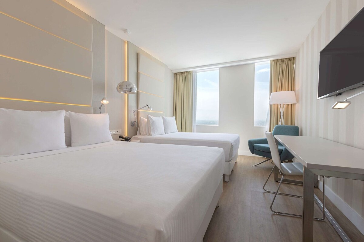 Minibar, in-room safe, desk, WiFi (free)