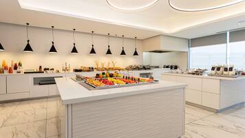 Sarapan prasmanan setiap hari dengan biaya tambahan