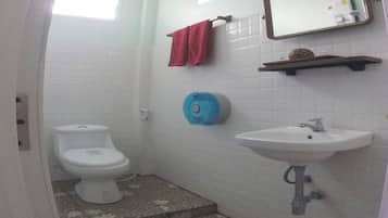 Bungalow | Badezimmer | Dusche, kostenlose Toilettenartikel, Handtücher