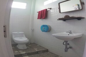 Bungalow | Phòng tắm | Buồng tắm vòi sen, đồ dùng nhà tắm miễn phí, khăn tắm 