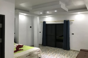 Bungalow, Sea View | Soundproofing, rollaway beds, free WiFi, bed sheets