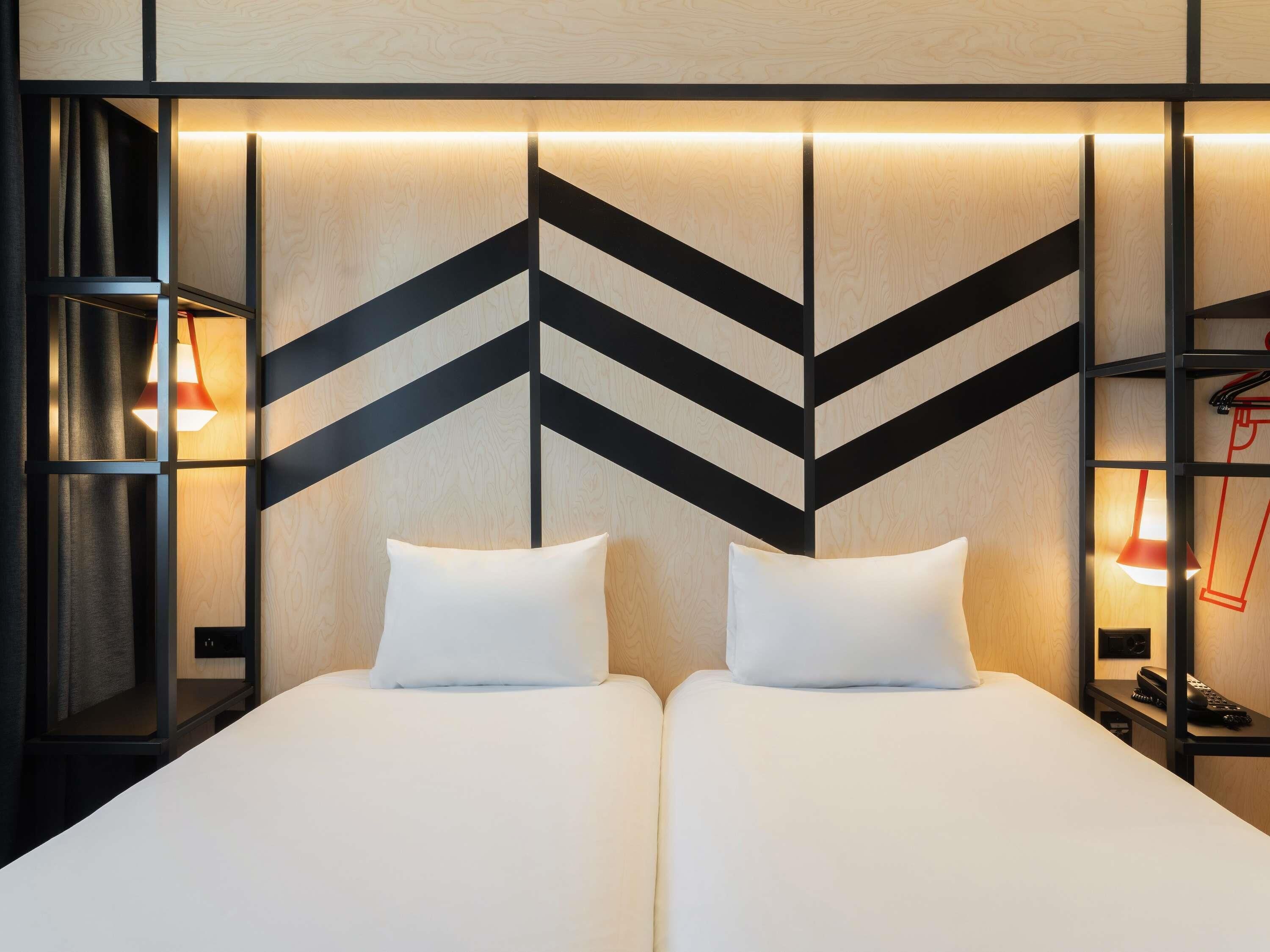 Rom – standard, 2 enkeltsenger | Safe på rommet, skrivebord, lydisolert og barnesenger (inkludert)