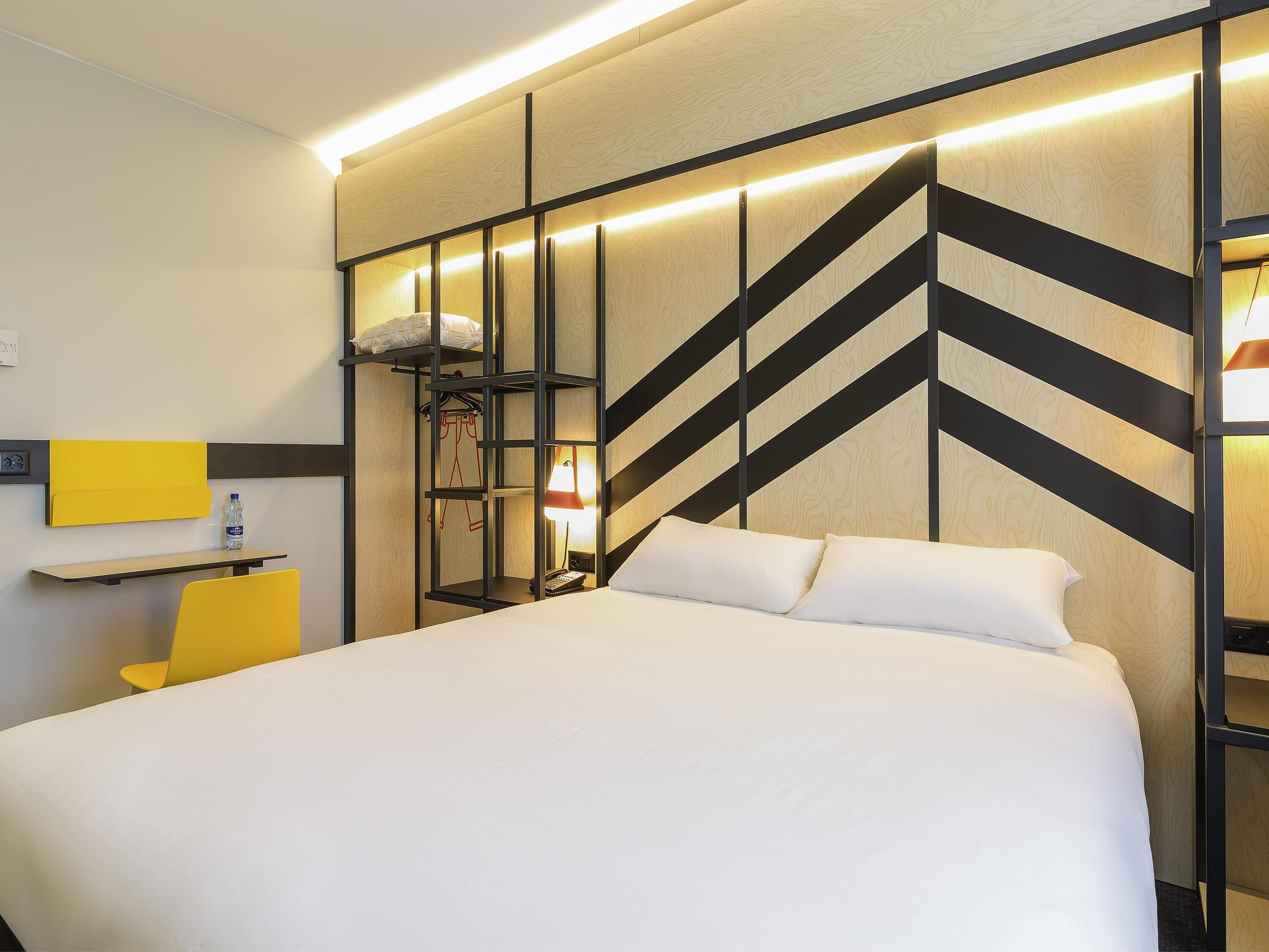 standard room, 1 double bed | in-room safe, desk, soundproofing, free cots/infant beds