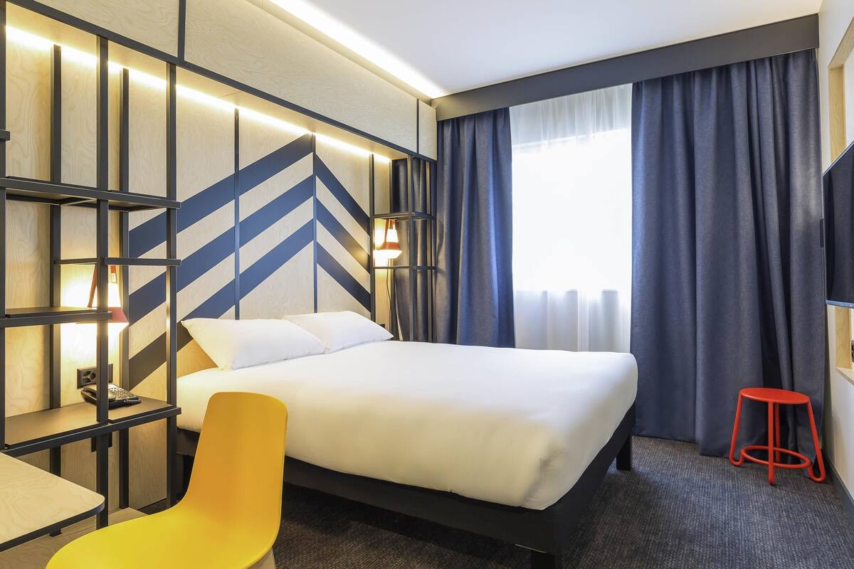 standard room, 1 double bed | in-room safe, desk, soundproofing, free cots/infant beds