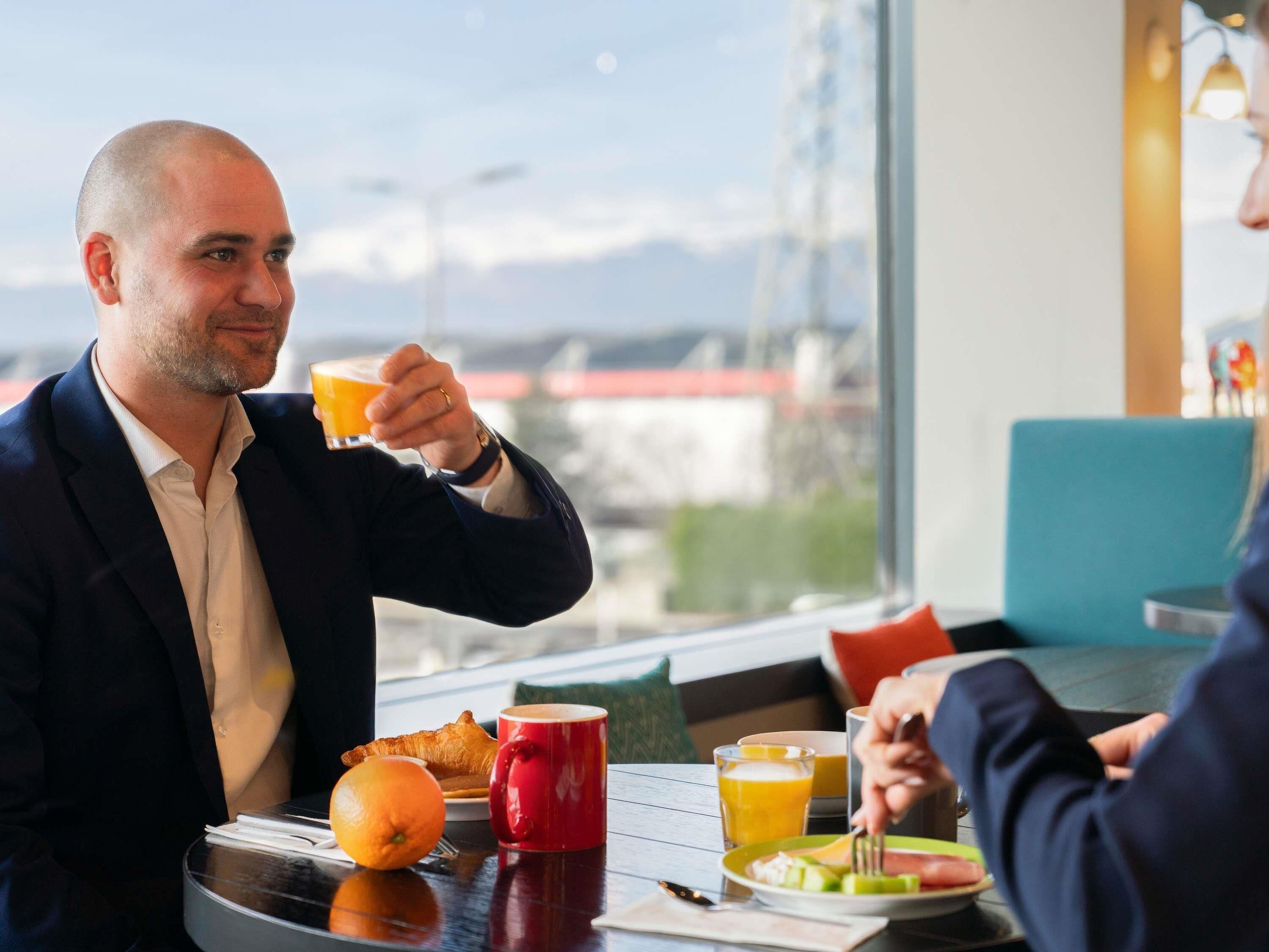 Dagelijks ontbijtbuffet (CHF 19 per persoon)