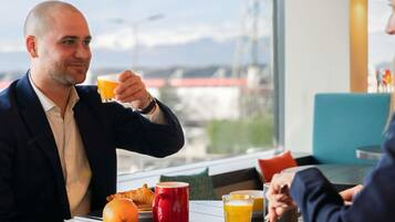 Dagelijks ontbijtbuffet (CHF 19 per persoon)