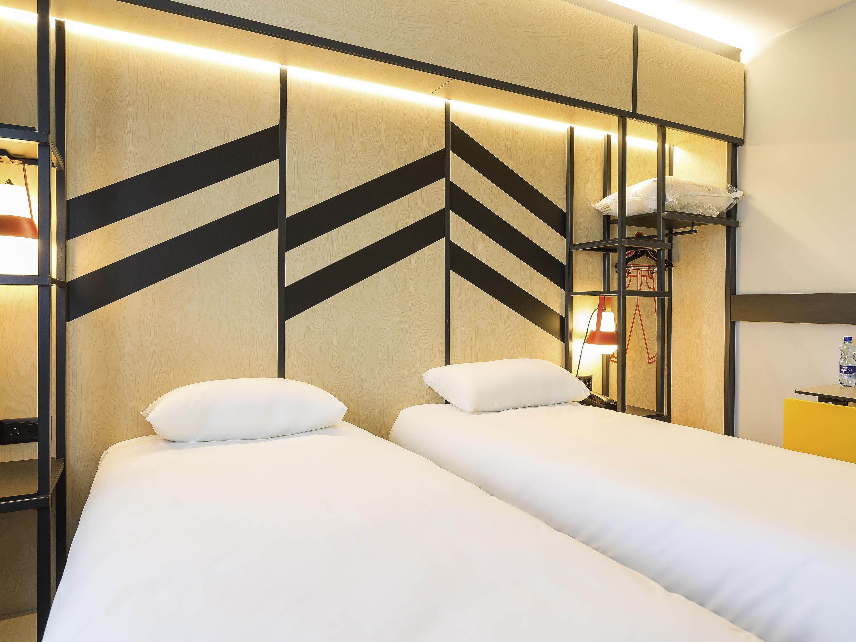 standard room, 2 single beds | in-room safe, desk, soundproofing, free cots/infant beds