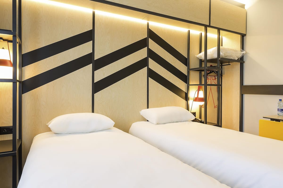 standard room, 2 single beds | in-room safe, desk, soundproofing, free cots/infant beds