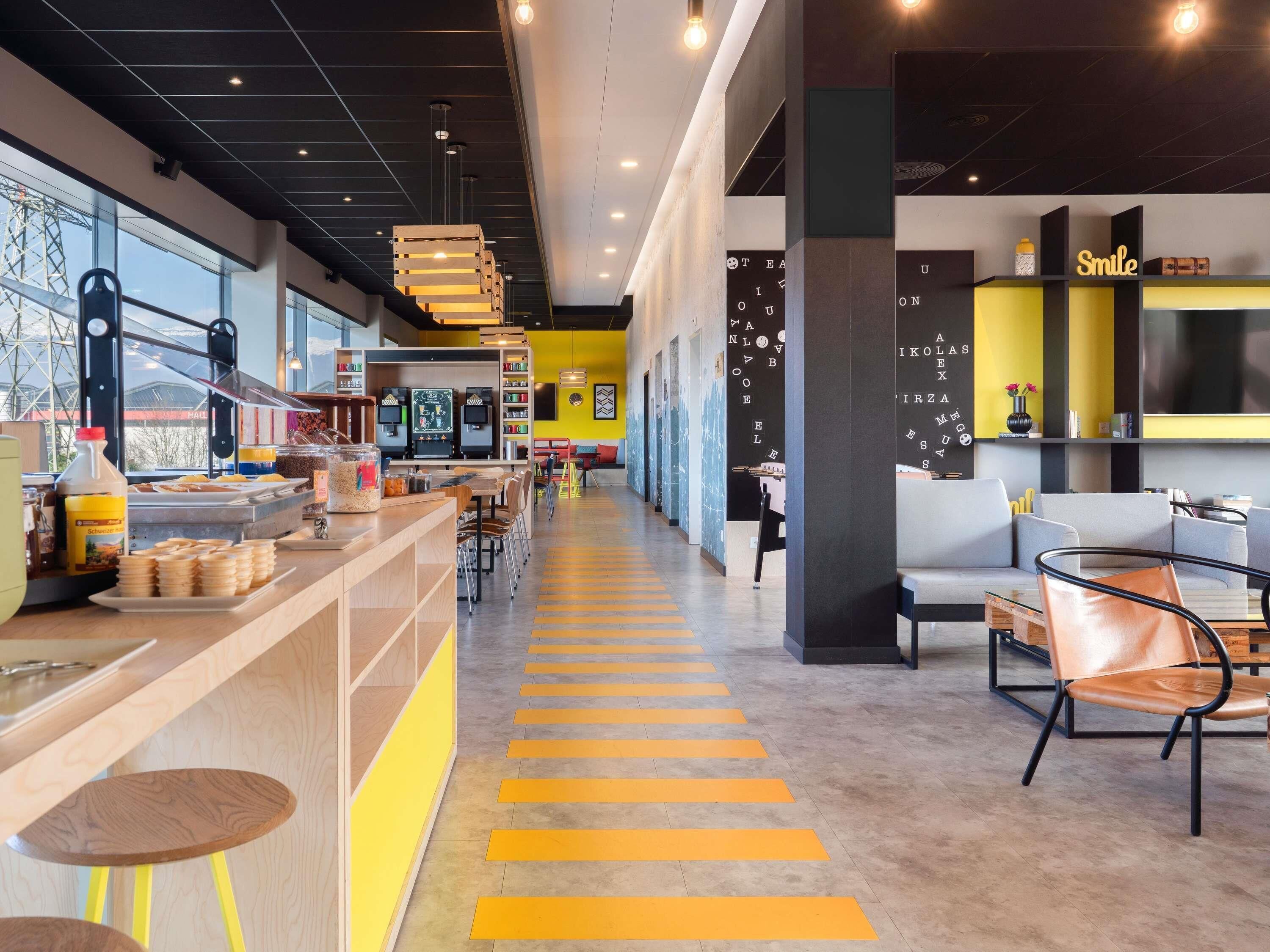 Daily buffet breakfast (CHF 19 per person)