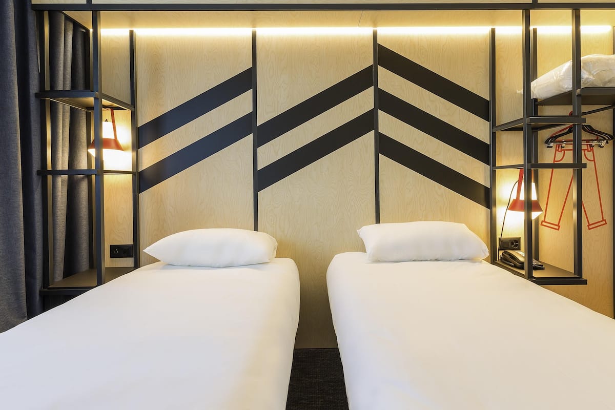 standard room, 2 single beds | in-room safe, desk, soundproofing, free cots/infant beds