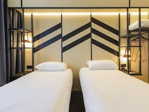 Standard Room, 2 Katil Bujang (Single) | Peti besi dalam bilik, meja, kalis bunyi, katil bayi/kot (percuma)