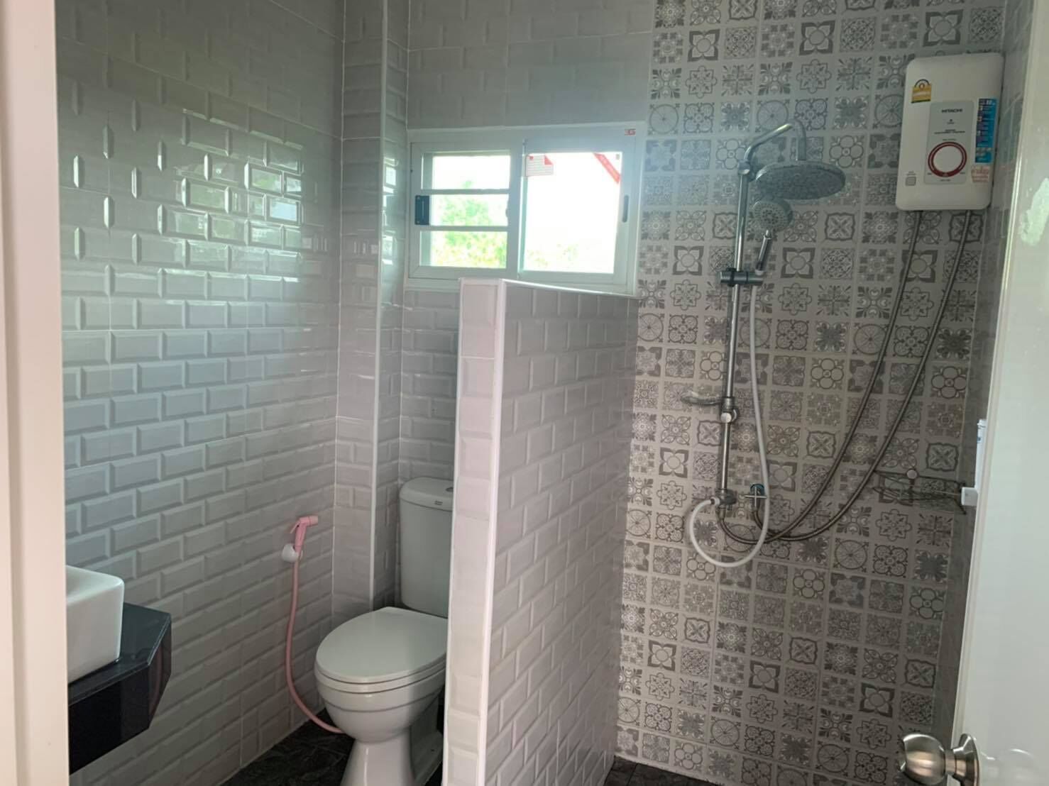 standard bungalow | bathroom | shower, free toiletries, towels