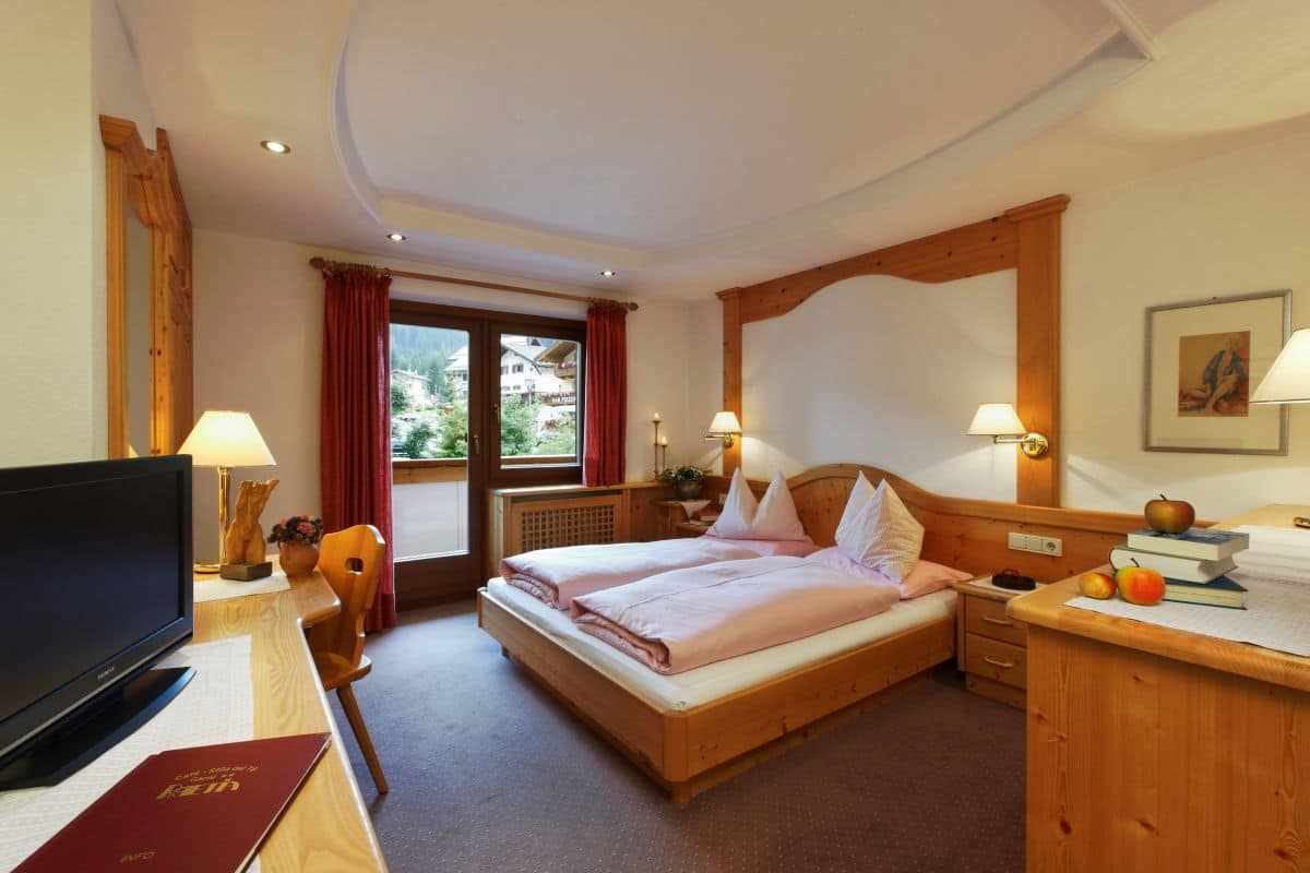Kamar Double, balkon, pemandangan gunung | Brankas, meja kerja, Wi-Fi gratis, dan didekorasi berbeda-beda