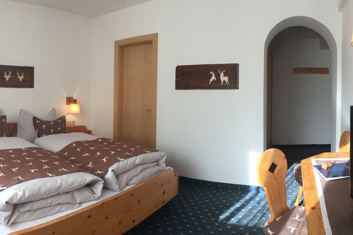 Kamar Double Standar, pemandangan gunung | Brankas, meja kerja, Wi-Fi gratis, dan didekorasi berbeda-beda