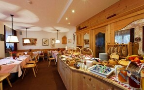Free buffet breakfast - Garni Raetia (Corvara in Badia)