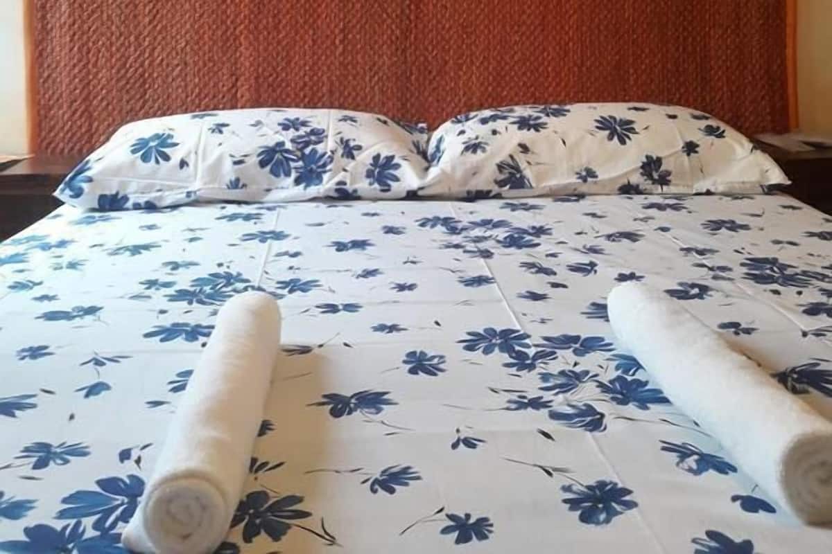 Premium bedding, in-room safe, desk, iron/ironing board