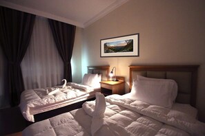 Frigobar, escrivaninha, cortinas blackout, ferros/tábuas de passar roupa