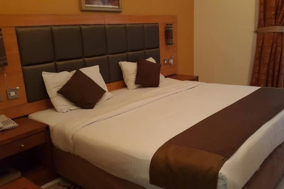 Minibar, in-room safe, desk, iron/ironing board