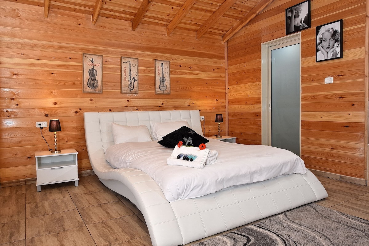 Double Room (Chalet) | Desk, free cots/infant beds