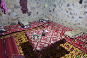 Lobby sitting area - Petra Cottage (Wadi Musa)
