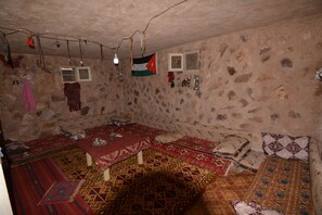 Lobby sitting area - Petra Cottage (Wadi Musa)