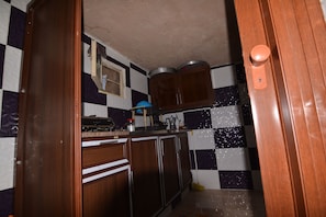 Peti sejuk, dapur, pembancuh kopi/teh 