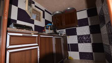 Lemari es, kompor, dan mesin pembuat kopi/teh