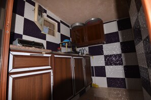 Fridge, stovetop, coffee/tea maker, cookware/dishes/utensils - Petra Cottage (Wadi Musa)