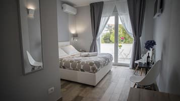 Double Room, Terrace | Minibar, desk, blackout drapes, soundproofing