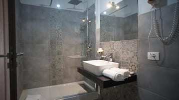 Shower, rainfall showerhead, free toiletries, hair dryer