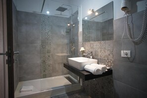Shower, rainfall showerhead, free toiletries, hair dryer - B&B Sorahnia Design House (Agrigento)