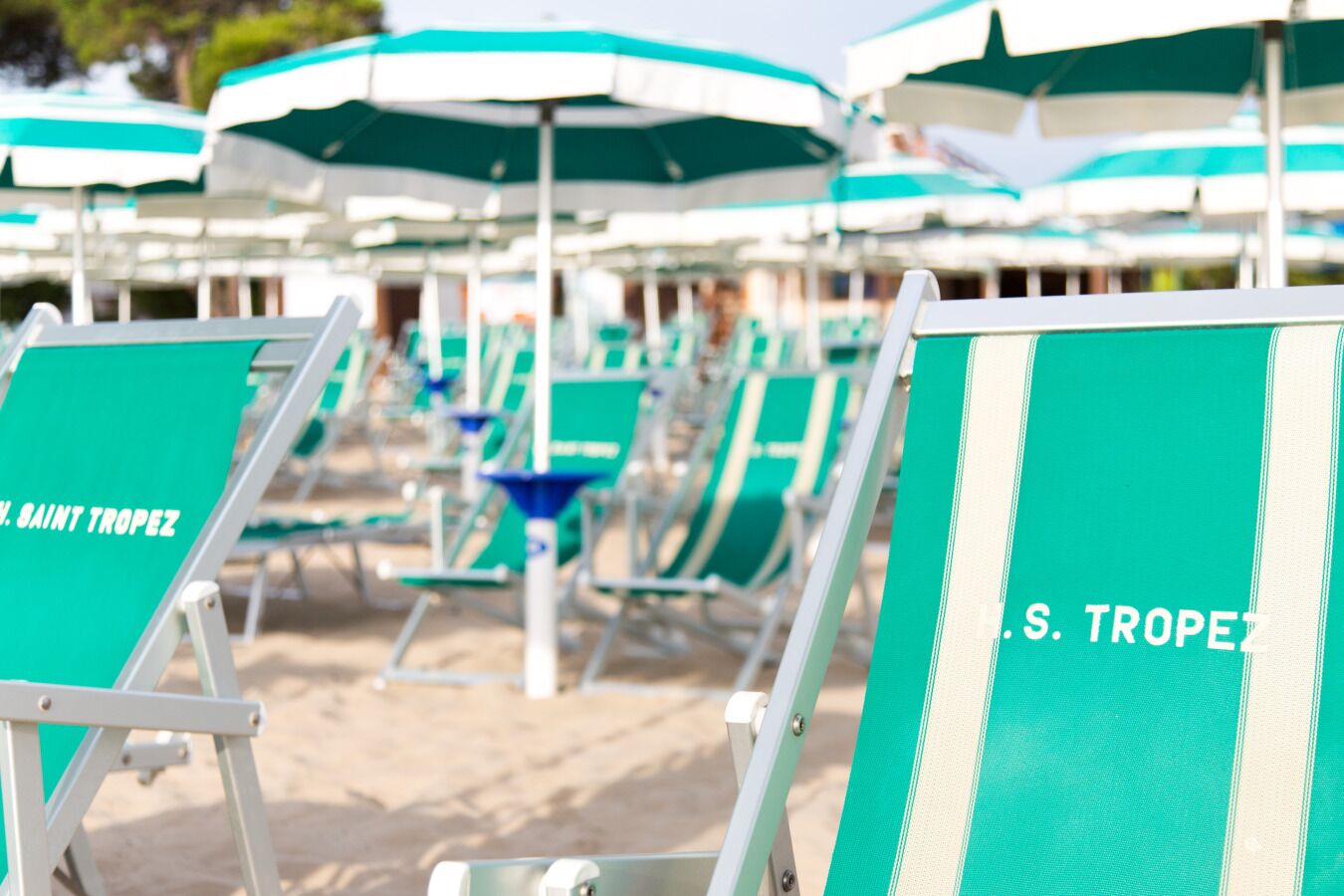 Privatstrand in der Nähe, weißer Sandstrand, Liegestühle, Sonnenschirme