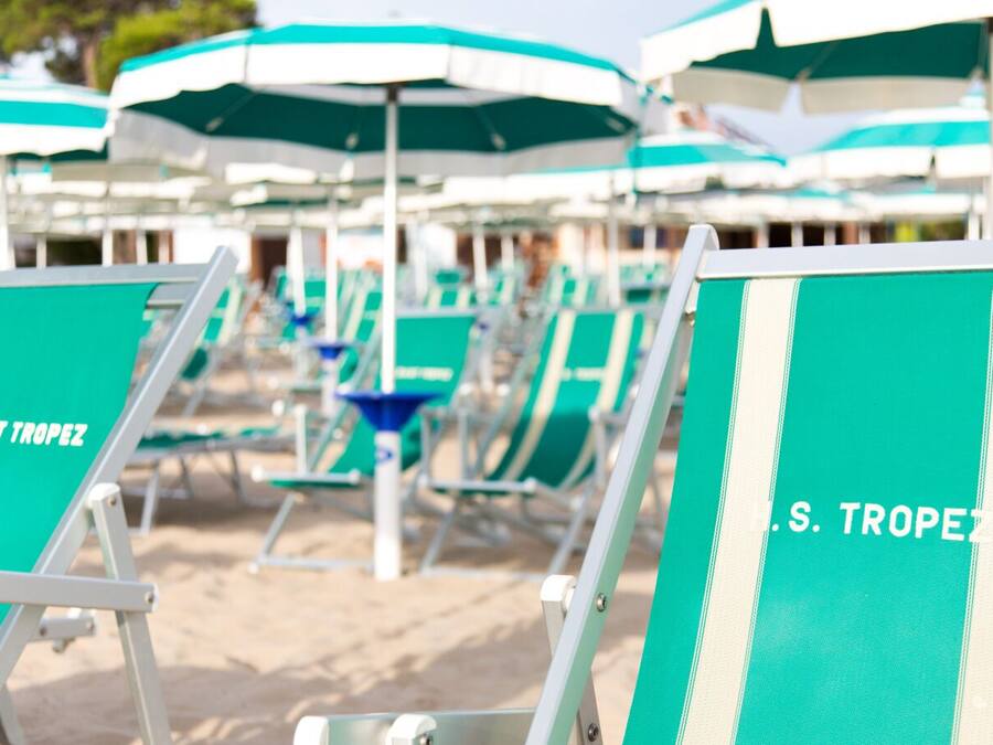Privat strand i nærheten, hvit sand, solsenger og parasoller