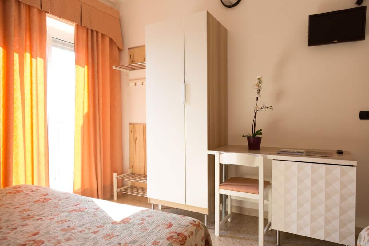 Comfort trippelrum | 1 sovrum, minibar, värdeförvaringsskåp på rummet och skrivbord