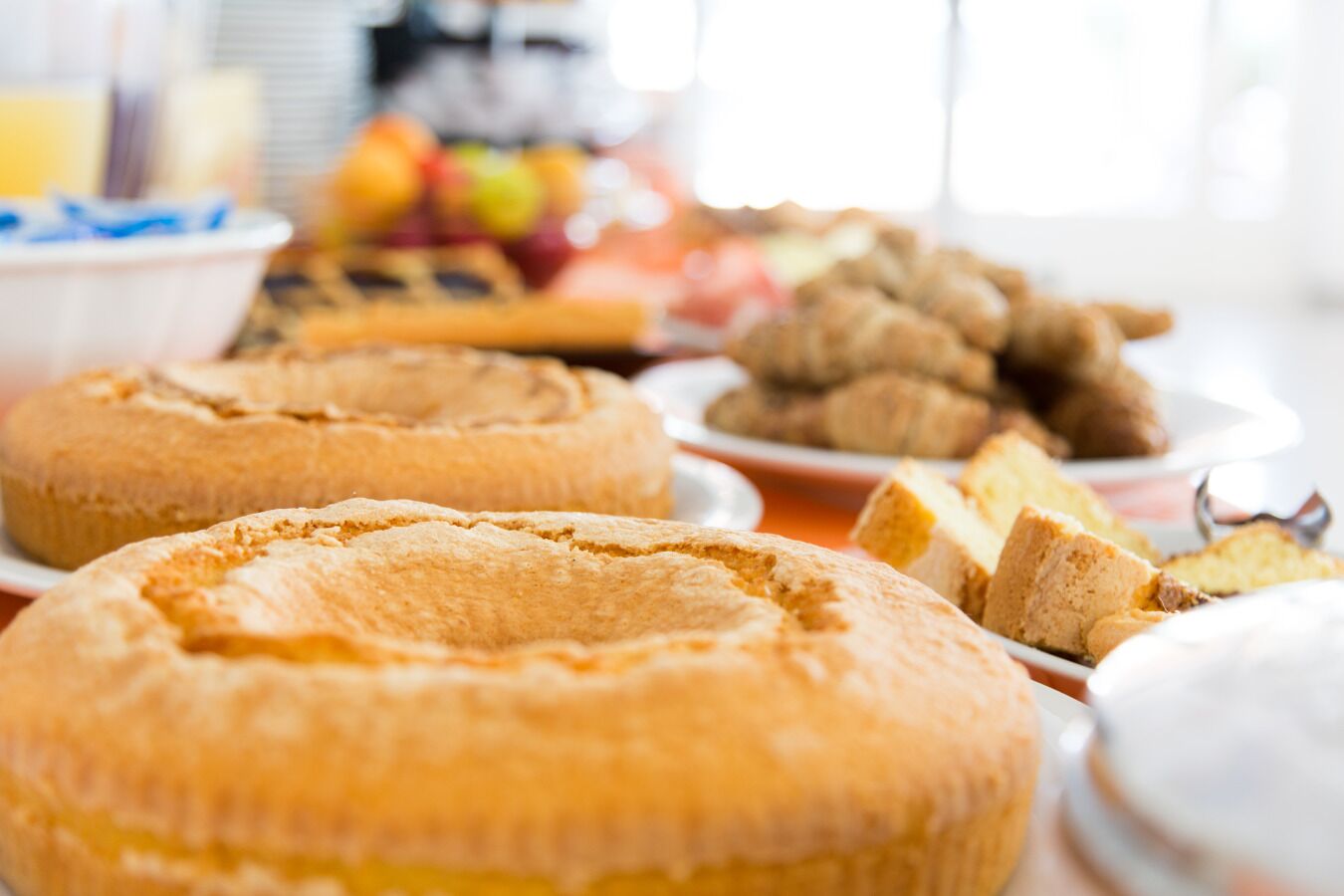 Eine Auswahl an Kuchen und Gebäck auf einem Tisch.