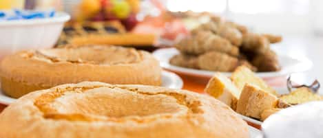 Eine Auswahl an Kuchen und Gebäck auf einem Tisch.