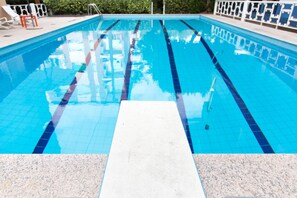Seasonal outdoor pool, pool umbrellas, pool loungers - Hotel Saint Tropez (Pineto)