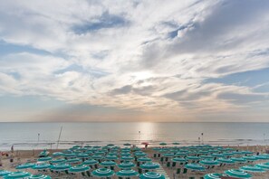 Private beach nearby, white sand, sun-loungers, beach umbrellas - Hotel Saint Tropez (Pineto)