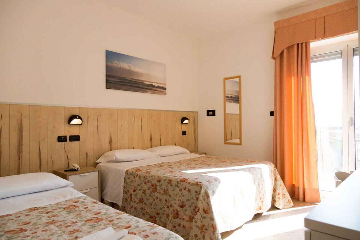 Comfort trippelrum | 1 sovrum, minibar, värdeförvaringsskåp på rummet och skrivbord