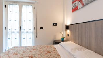 Quarto quádruplo standard | Frigobar, cofres nos quartos, escrivaninha