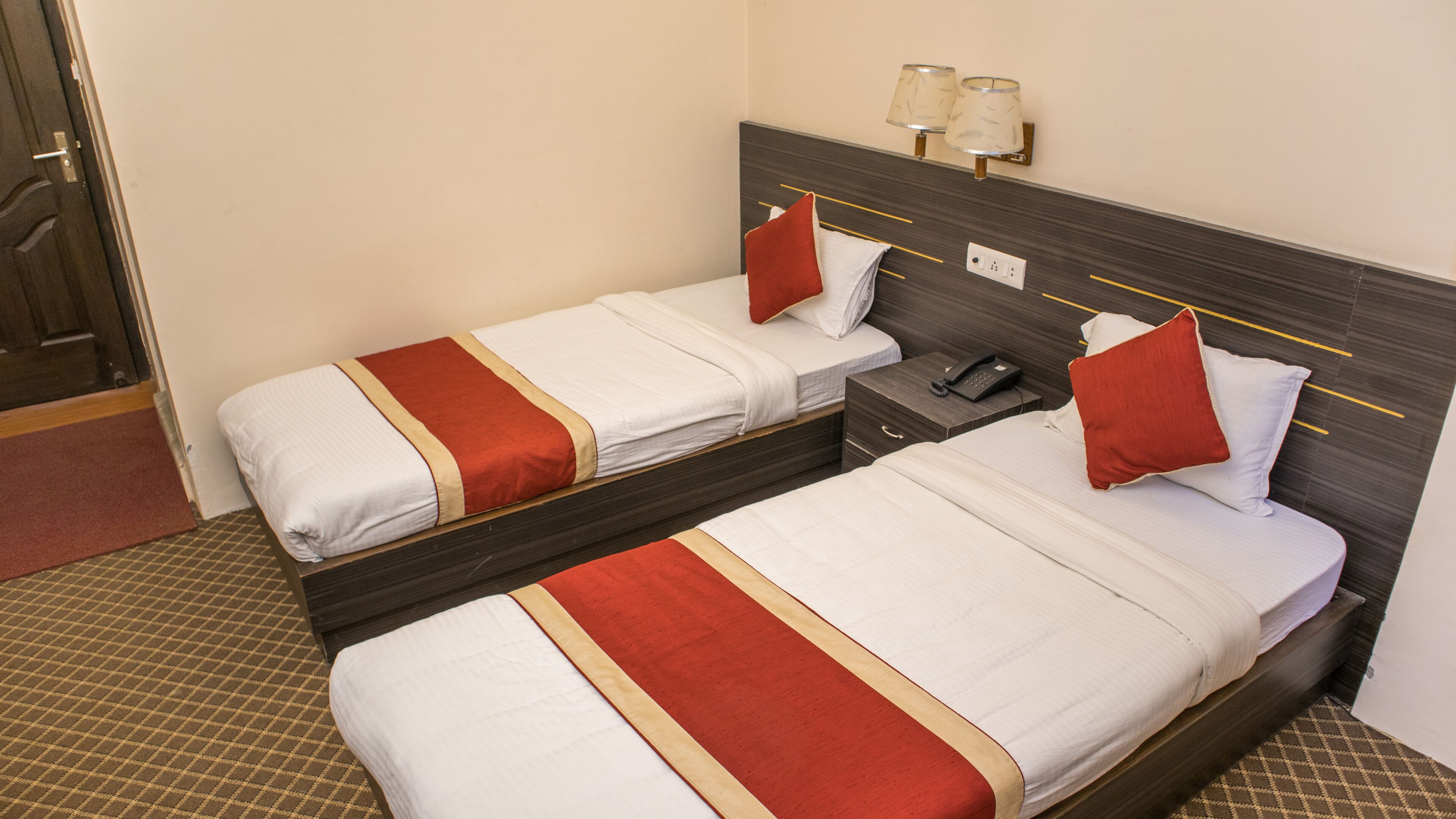 deluxe twin room | desk, free wifi, bed sheets
