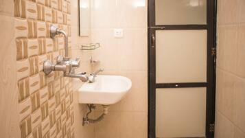 Dusche, kostenlose Toilettenartikel, Hausschuhe, Handtücher