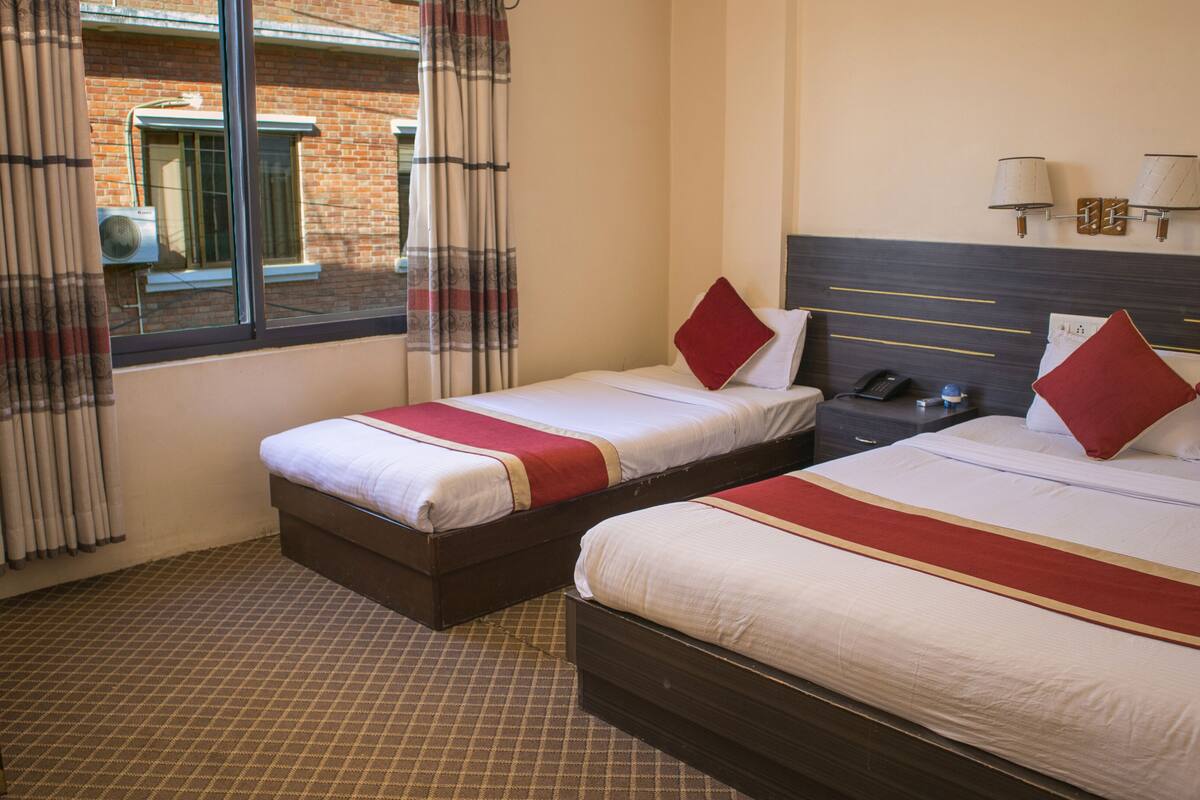 deluxe triple room | desk, free wifi, bed sheets