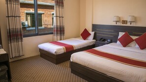 Deluxe Triple Room | Desk, free WiFi, bed sheets